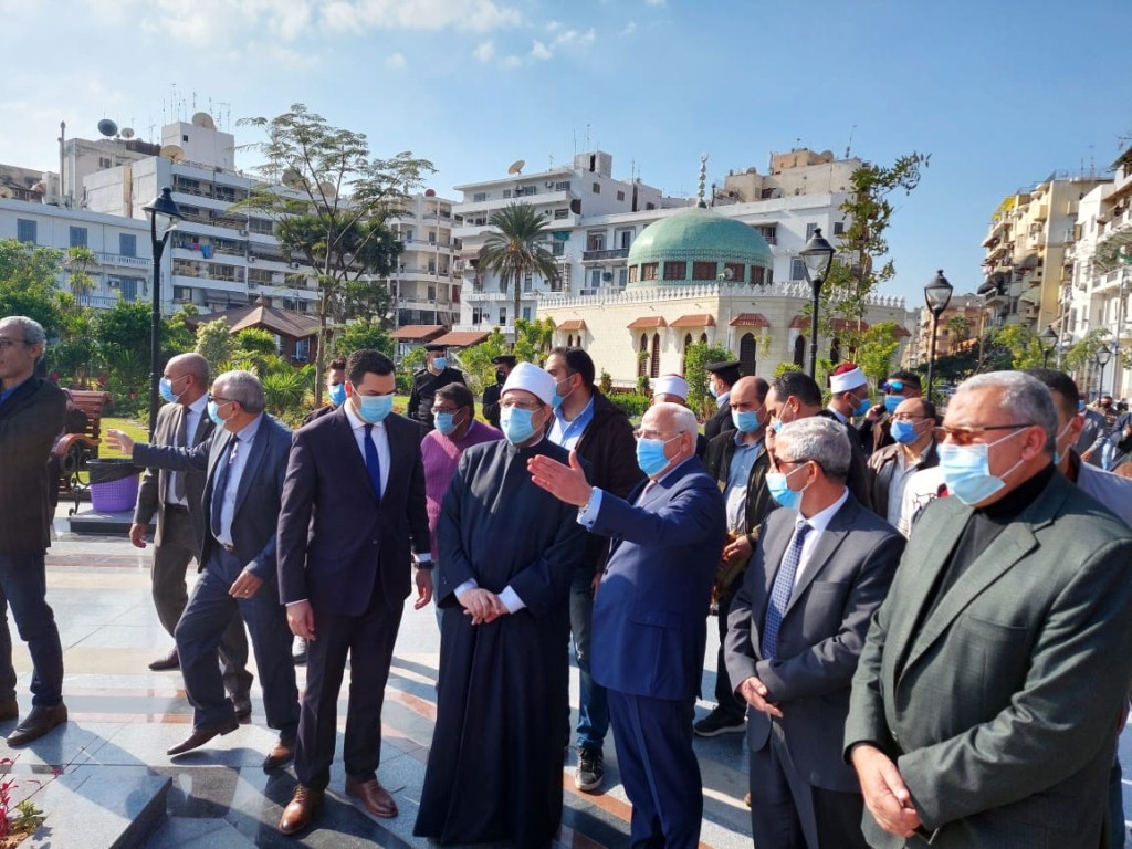 وزير الأأوقاف يستمع لشرح محافظ بورسعيد حول تاريخ حديقة فريال