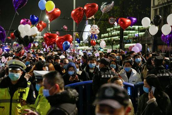 حشود تملأ شوارع مدينة ووهان الصينية (2)