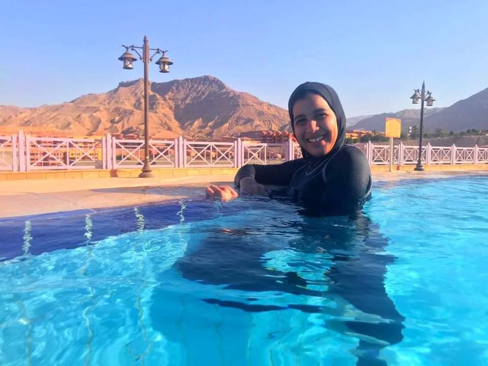 مريم يونس في حمام السباحة