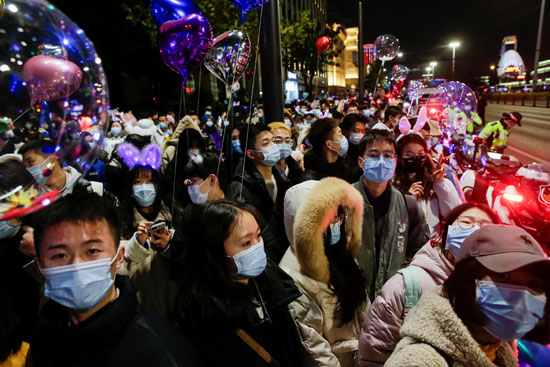 حشود تملأ شوارع مدينة ووهان الصينية (4)