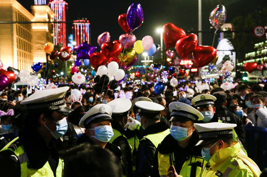 حشود تملأ شوارع مدينة ووهان الصينية (1)