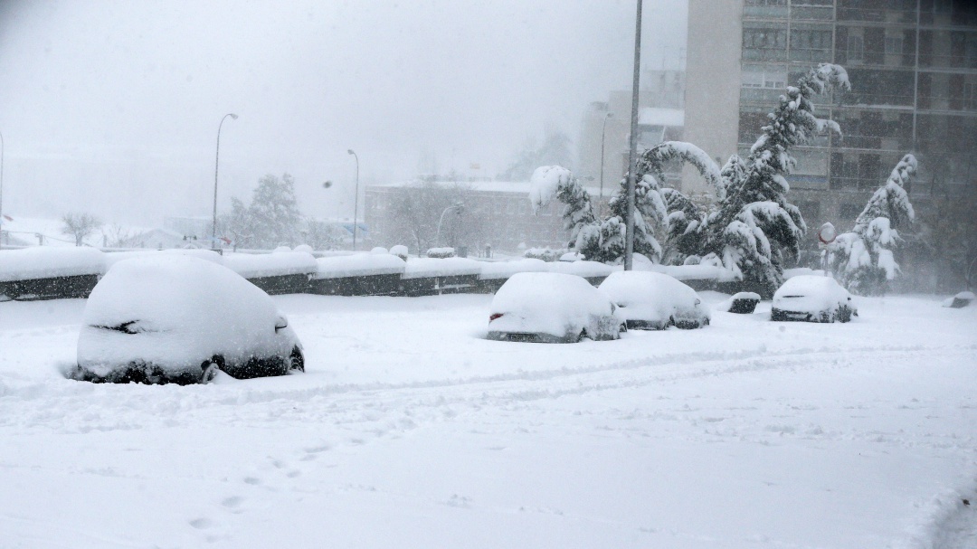 الثلوج تغطى السيارات فى اسبانيا