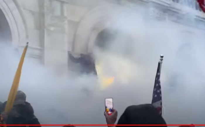قنابل الغاز امام الكونجرس