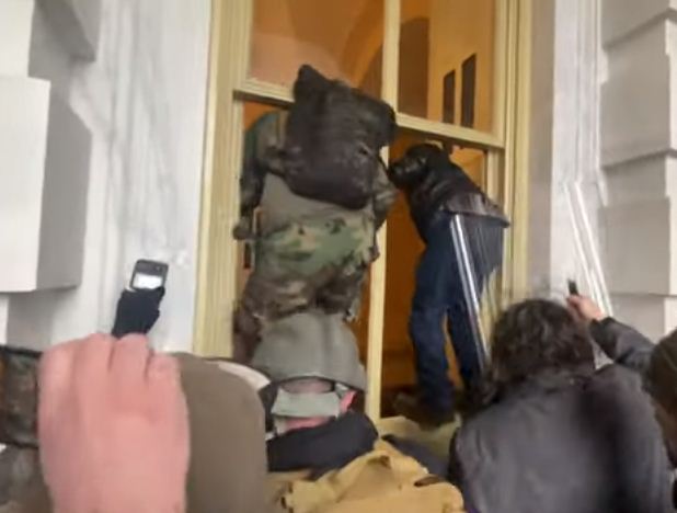 المتظاهرون يقتحمون الكونجرس