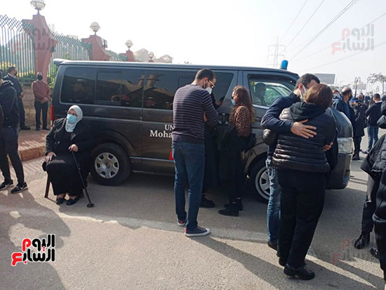 وصول جثمان الفنان الراحل هادى الجيار إلى مسجد الشرطة بالشيخ زايد (1)
