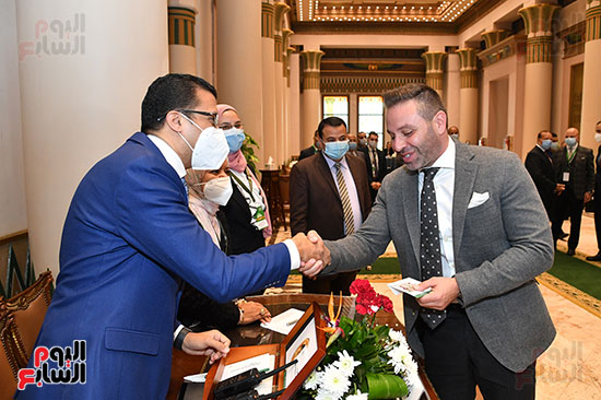 النائب حازم إمام يتسلم بطاقة عضويته بمجلس النواب 2021 (1)