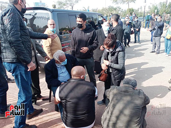 وصول جثمان الفنان الراحل هادى الجيار إلى مسجد الشرطة بالشيخ زايد (3)
