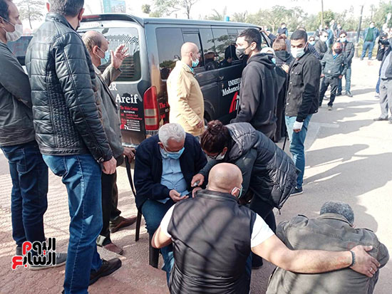 وصول جثمان الفنان الراحل هادى الجيار إلى مسجد الشرطة بالشيخ زايد (6)