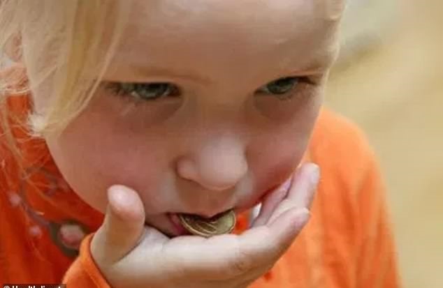 طفل يبتلع عملة معدنية نادرة بعد أن منحها والده كهدية بأستراليا (1)