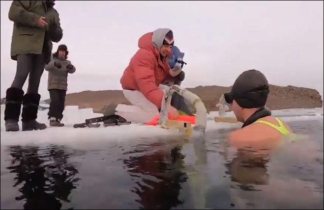 روسية تسبح 85 مترا تحت المياه المتجمدة في بحيرة بيكال وتسجل رقم قياسى.. فيديو (2)