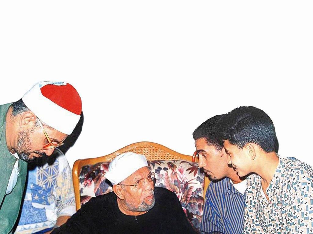 الشيخ الشخات أنور مع الشيخ الشعراوى وابناءه أنور ومحمود