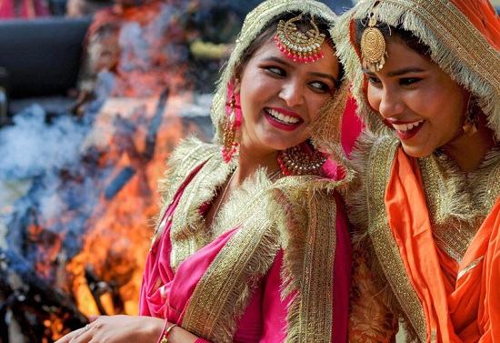 فتاتان من البنجاب في مهرجان لوهري