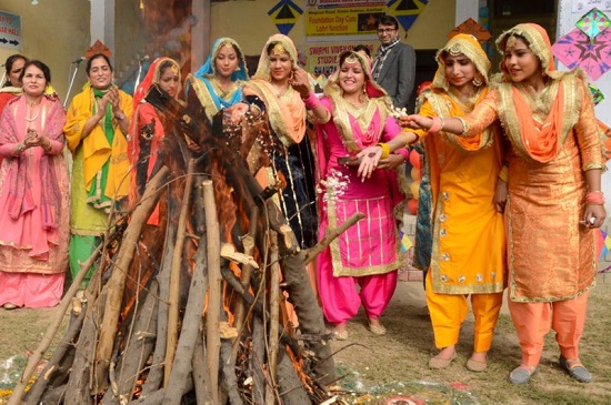 نساء هنديات يرتدين  ملابس بنجابية تقليدية