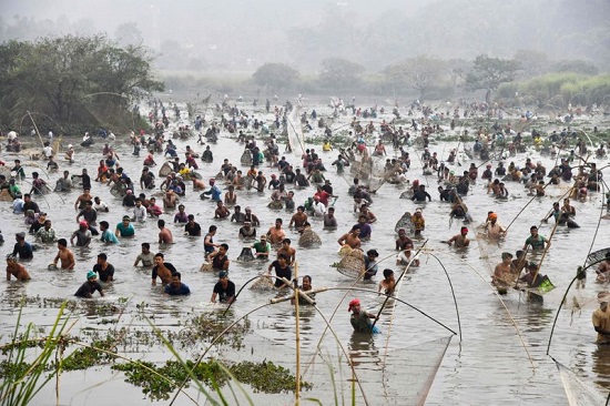 قرويون يشاركون في حدث صيد مجتمعي خلال احتفالات حصاد بوغالي بيهو