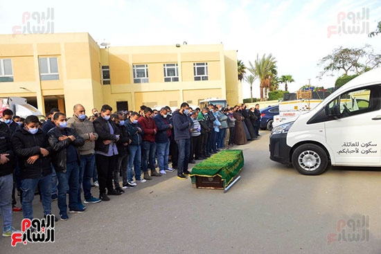 جانب من صلاة الجنازة على جثمان والدة البرنس بمدينة 6 أكتوبر