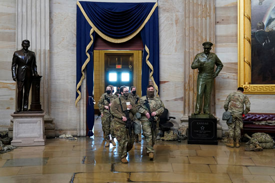 الحرس الأمريكى يفترش أرضية الكونجرس بعد أسبوع من الاقتحام (4)