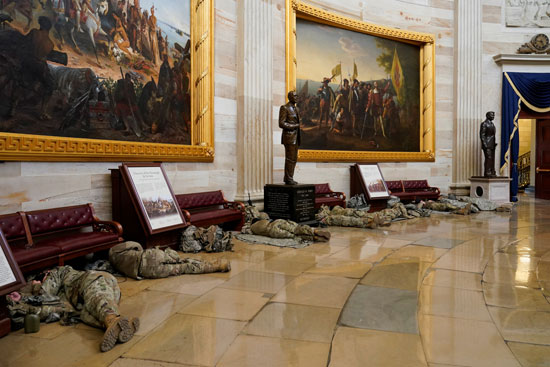 الحرس الأمريكى يفترش أرضية الكونجرس بعد أسبوع من الاقتحام (9)