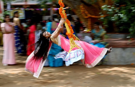 امرأة تلعب على أرجوحة خلال مهرجان بونجال في 14 يناير