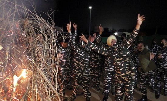 قوات من الجيش الهندي تحتفل بمهرجان البنجابية الشعبي لوهري في جامو