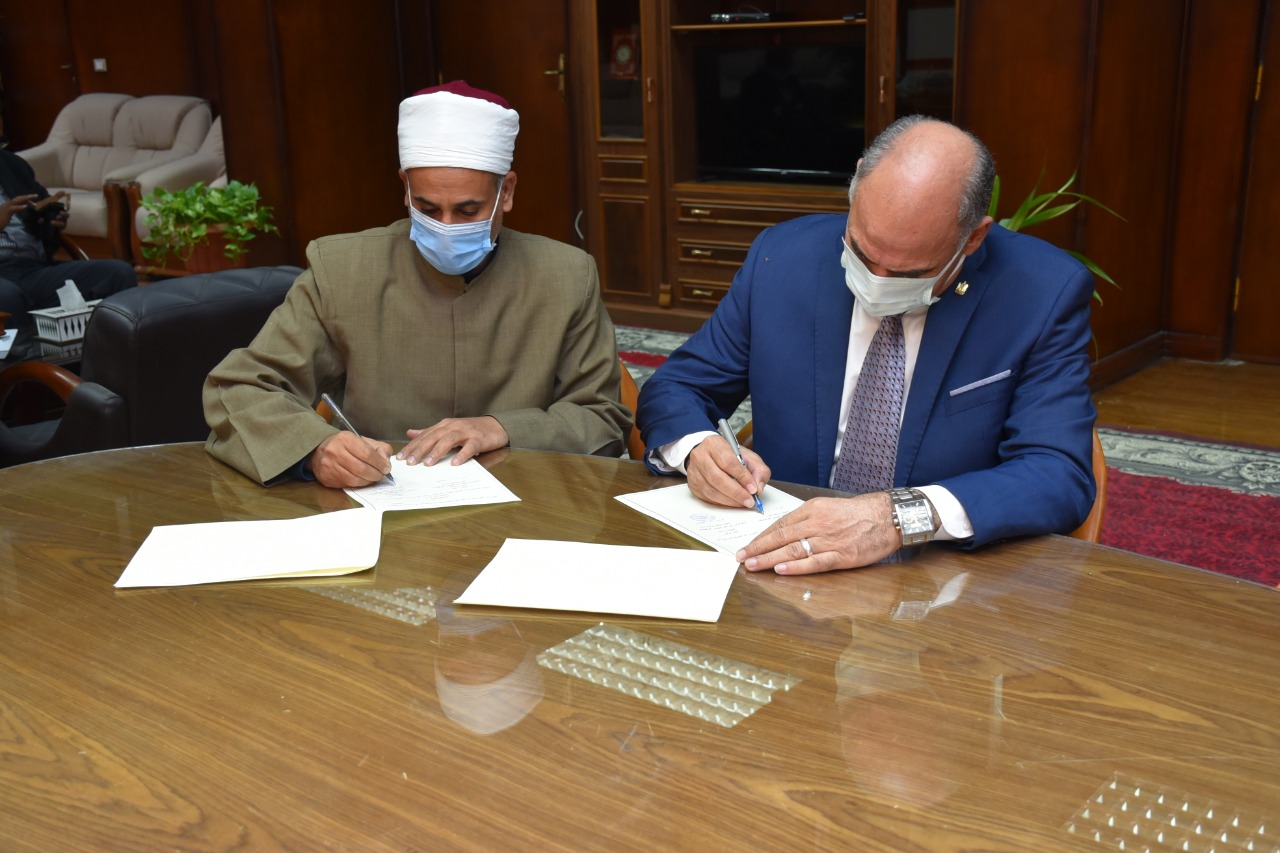جانب من توقيع بروتوكول تعاون مشترك بين الجامعة ووزارة الأوقاف