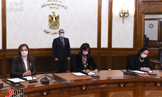 رئيس الوزراء يشهد توقيع بروتوكول تعاون للتمكين الاقتصادي للعمالة المتضررة من كورونا (4)