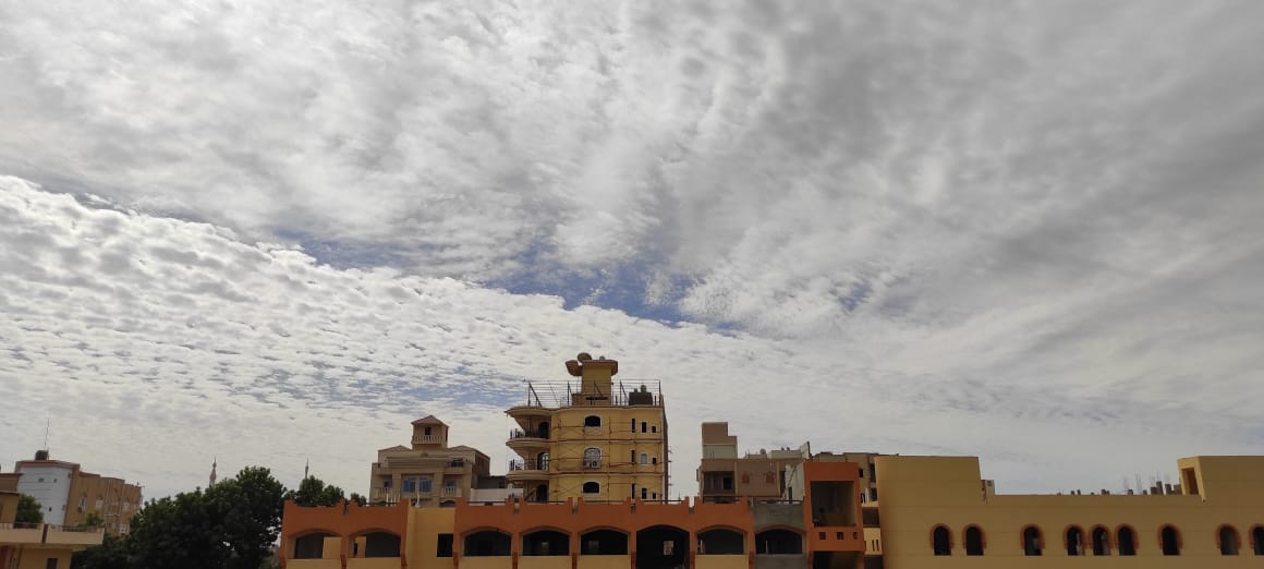 الغيوم والسحب المنخفضة تكسو سماء محافظة الاقصر