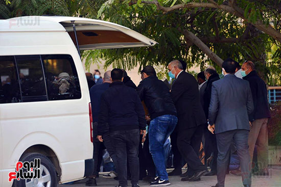 أسرة صفوت الشريف تحمل جثمانه من داخل سيارة الإسعاف