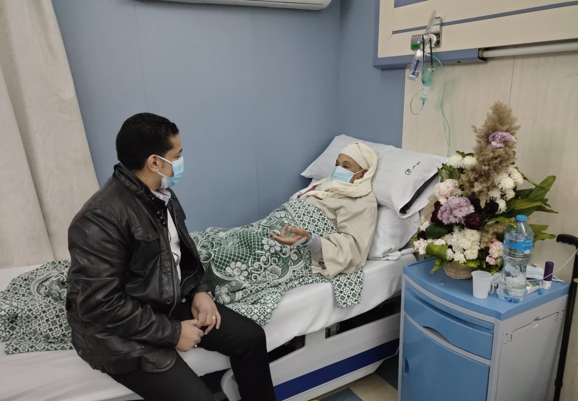 الشيخ السيد سعيد يتلقى العلاج بمعهد ناصر