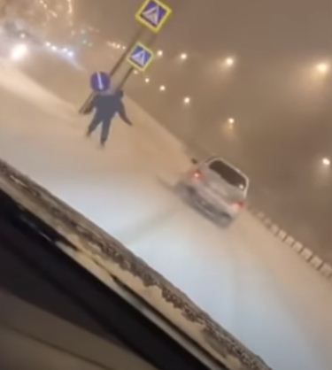 المتزلج يسير فى شوارع روسيا