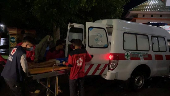 نقل شخص مصاب إلى سيارة إسعاف بعد وقوع زلزال في ماموجو