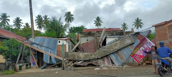 صورة لمبنى مدمر بعد وقوع زلزال في ماموجو