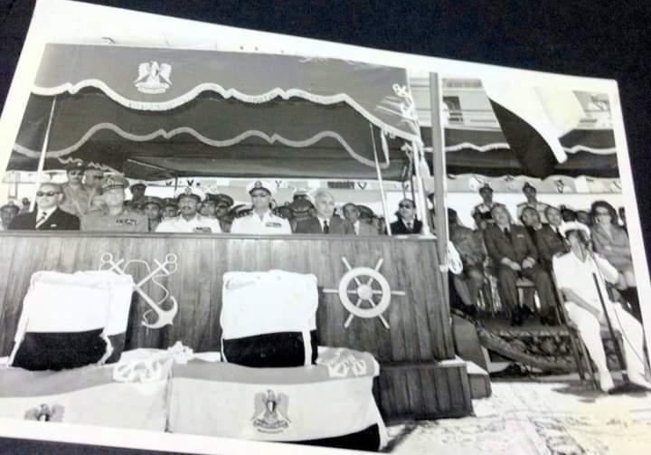مع الرئيس السادات يجلس علي يمين المنصة للقراءة علي رصيف رقم 9 بالقوات البحرية