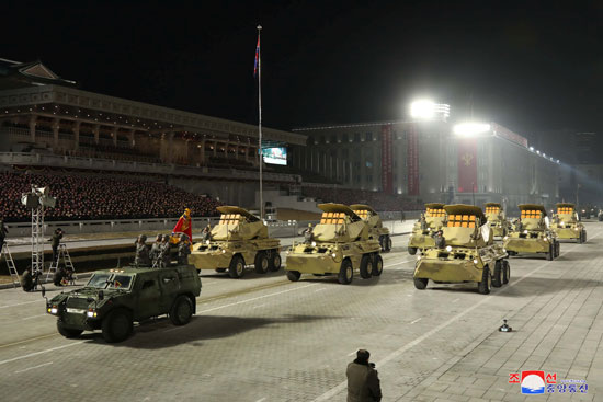 كوريا الشمالية تقيم استعراضا عسكريا فى بيونج يانج يحوى أسلحة متطورة (8)