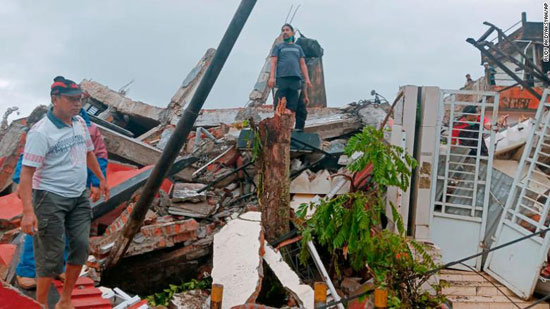 سكان يتفقدون المنازل المتضررة من الزلزال في ماموجو