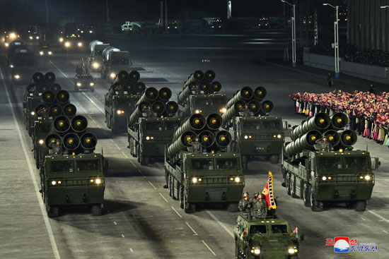 كوريا الشمالية تقيم استعراضا عسكريا فى بيونج يانج يحوى أسلحة متطورة (12)