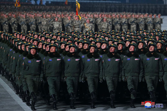 كوريا الشمالية تقيم استعراضا عسكريا فى بيونج يانج يحوى أسلحة متطورة (3)