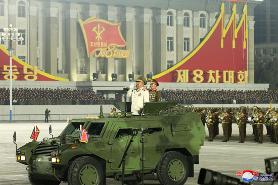 كوريا الشمالية تقيم استعراضا عسكريا فى بيونج يانج يحوى أسلحة متطورة (19)