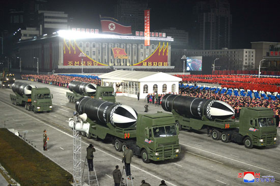 كوريا الشمالية تقيم استعراضا عسكريا فى بيونج يانج