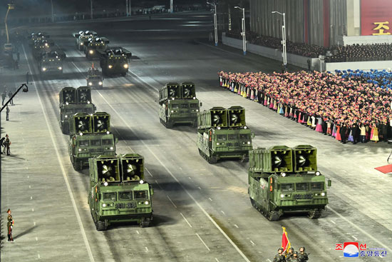 كوريا الشمالية تقيم استعراضا عسكريا فى بيونج يانج يحوى أسلحة متطورة (18)