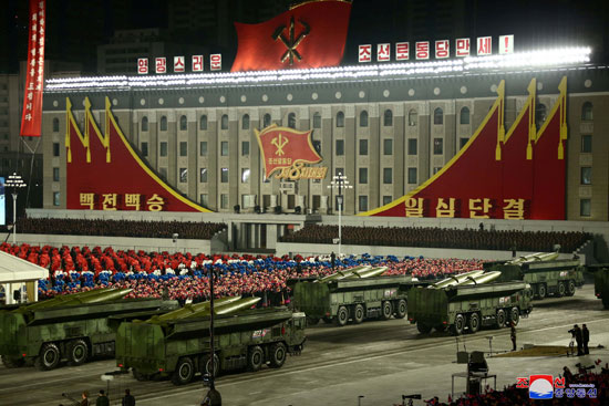 كوريا الشمالية تقيم استعراضا عسكريا فى بيونج يانج يحوى أسلحة متطورة (17)