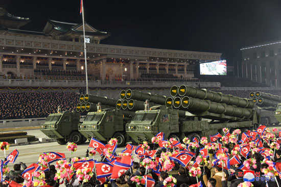 كوريا الشمالية تقيم استعراضا عسكريا فى بيونج يانج يحوى أسلحة متطورة (14)