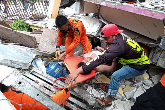 رجال الإنقاذ ينجدون رجلا في أعقاب زلزال في ماموجو