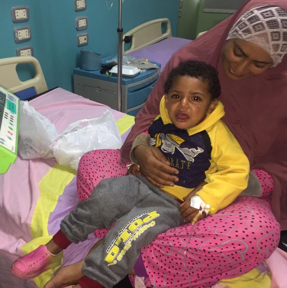 عبدالرحمن ووالدته في المركز بعد انقاذه
