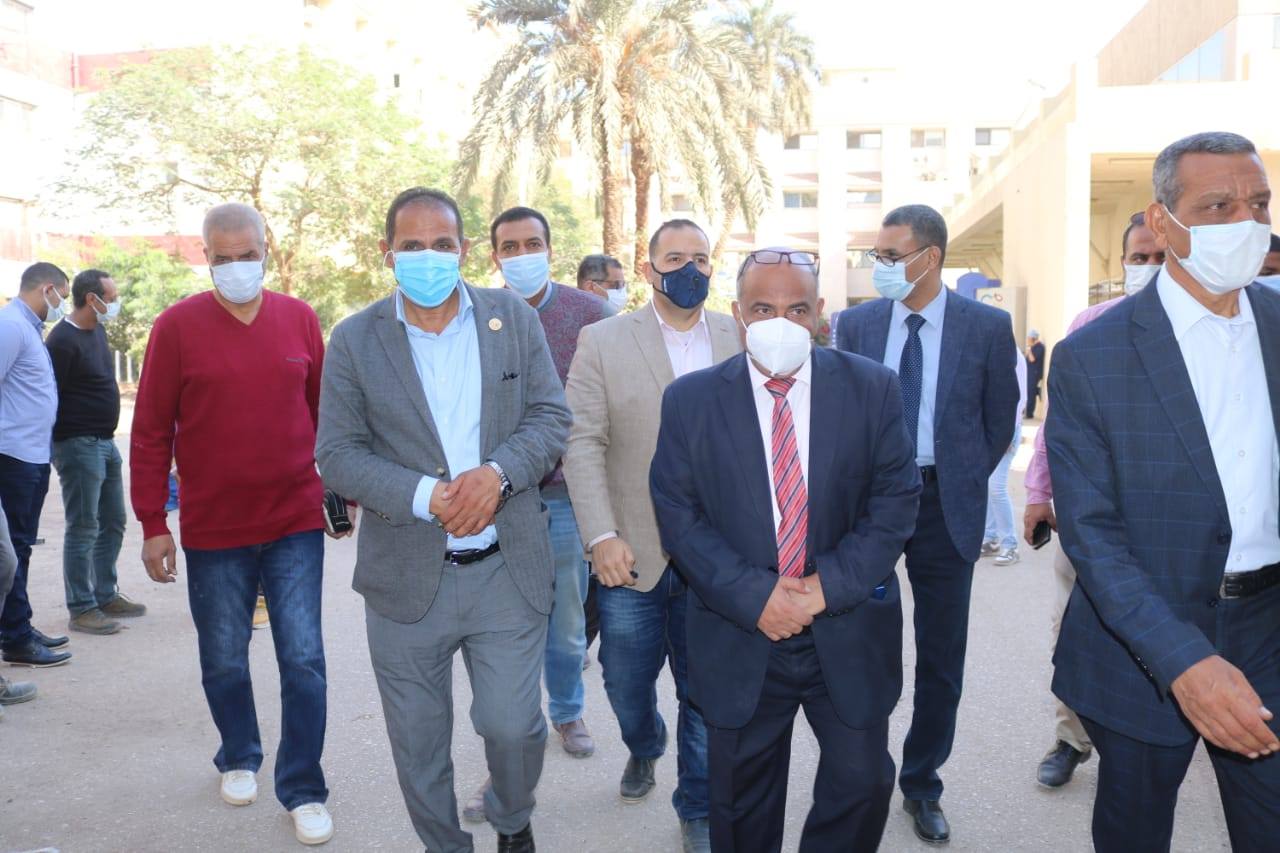 مساعد وزير التعليم العالي يتفقد مشروعات جامعة أسوان