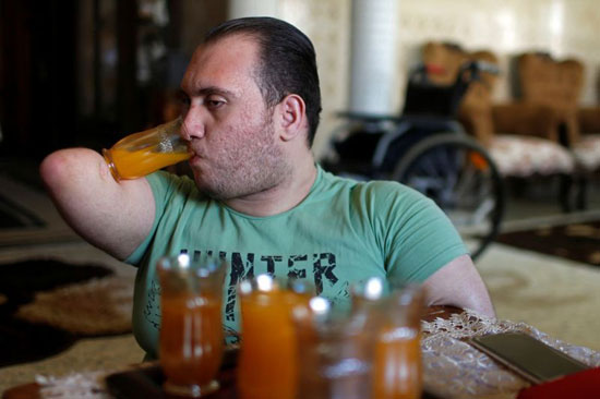 أبو عميرة يشرب العصير في منزله بغزة