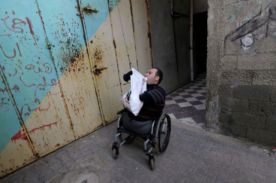 أبو عميرة يغادر منزله في مدينة غزة