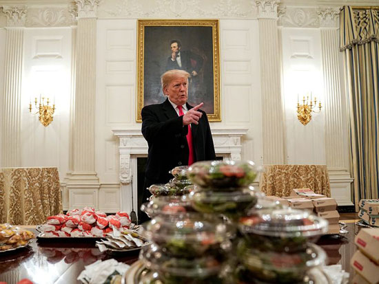 الرئيس دونالد ترامب في غرفة الطعام الرسمية
