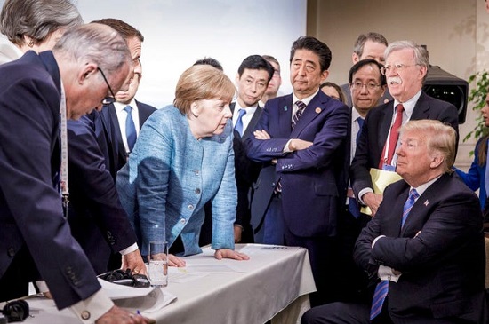 المستشارة الألمانية أنجيلا ميركل تتحدث مع ترامب خلال قمة قادة مجموعة السبع في كندا