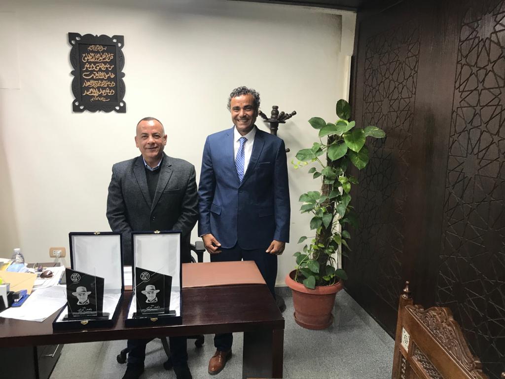 الدكتور مصطفى وزيري مع صلاح الماسخ الفائز بالجائزة