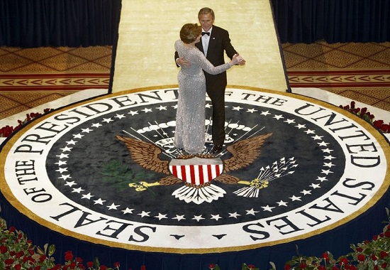 جورج ولورا بوش يحضران حفل تنصيب الرئيس الثاني عام 2005